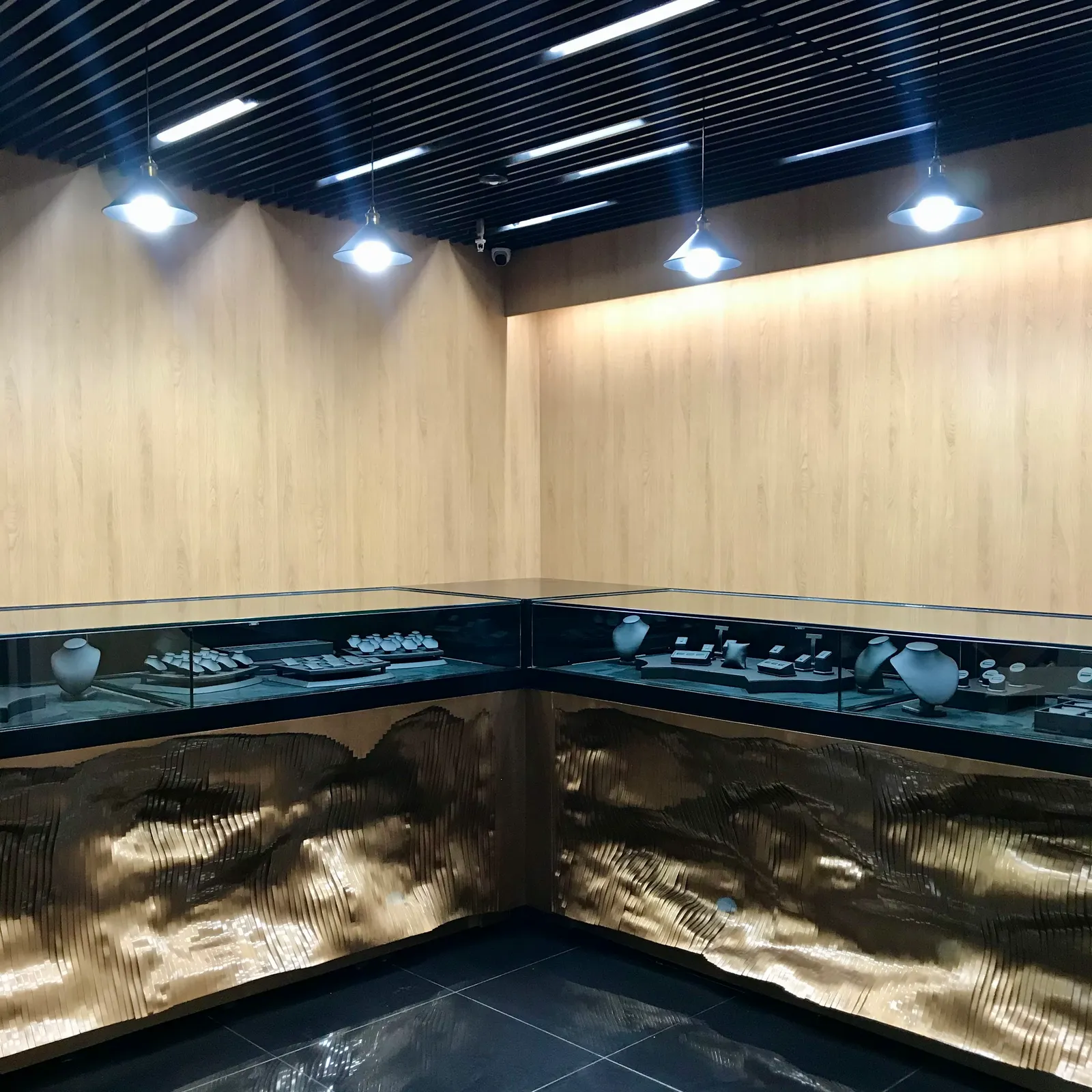 JEWELLERY STORE AND FRONT SCULPTURE, image 1 of 6
