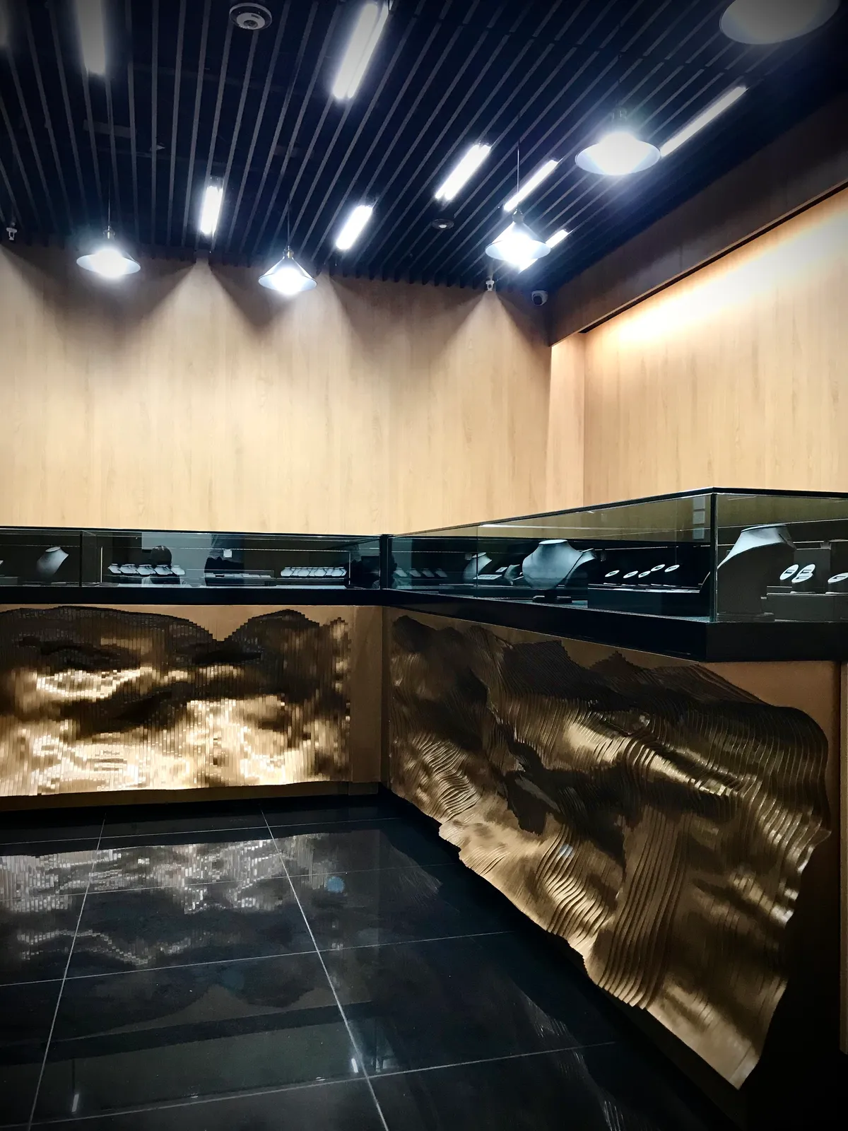 JEWELLERY STORE AND FRONT SCULPTURE, image 2 of 6